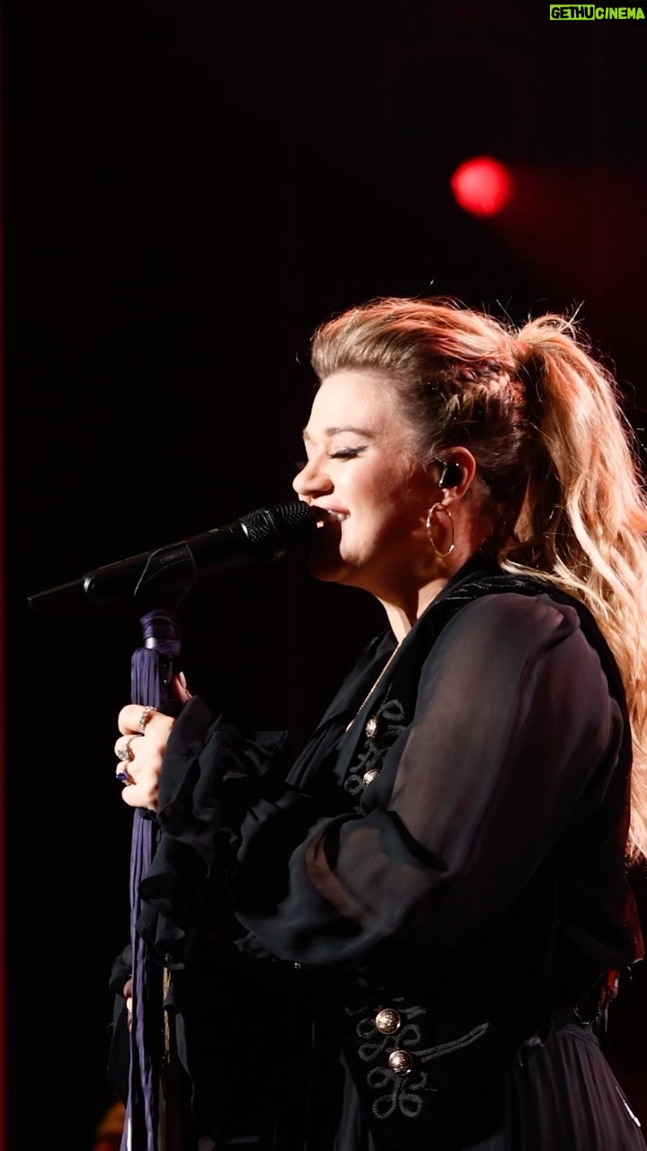 Kelly Clarkson Instagram - Thank you, Vegas! Y’all were incredible! I love my band and crew so much! #chemistry #chemistryvegas