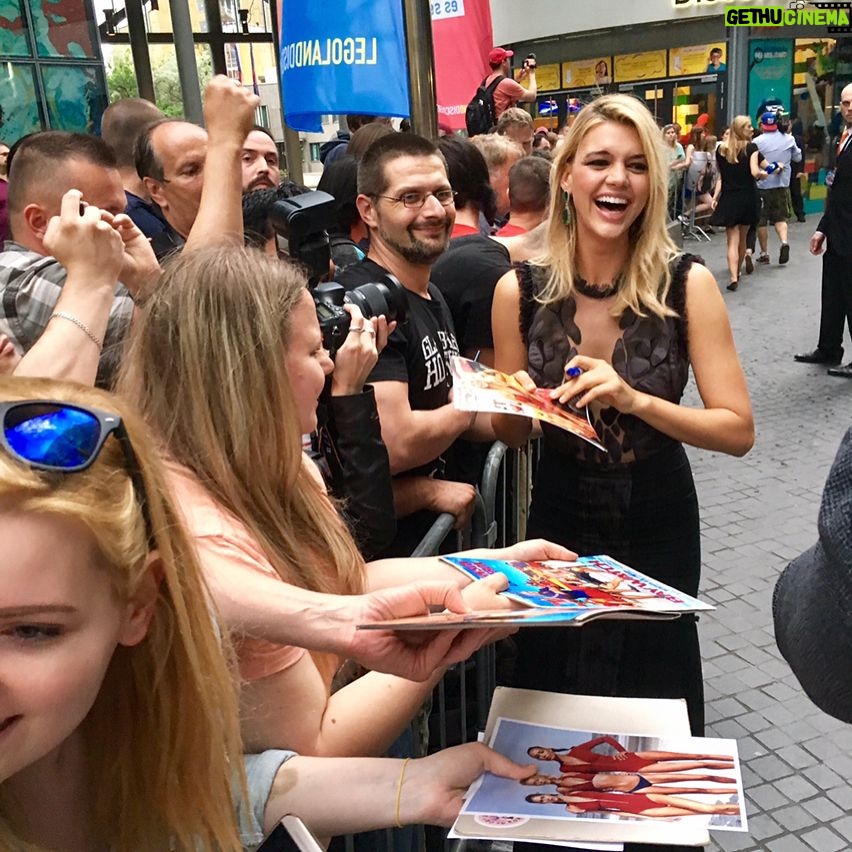 Kelly Rohrbach Instagram - That's a wraps on #Baywatch press tour! Thank you to all our wonderful fans, we hope this movie brings you as much joy and fun as you brought us! xx