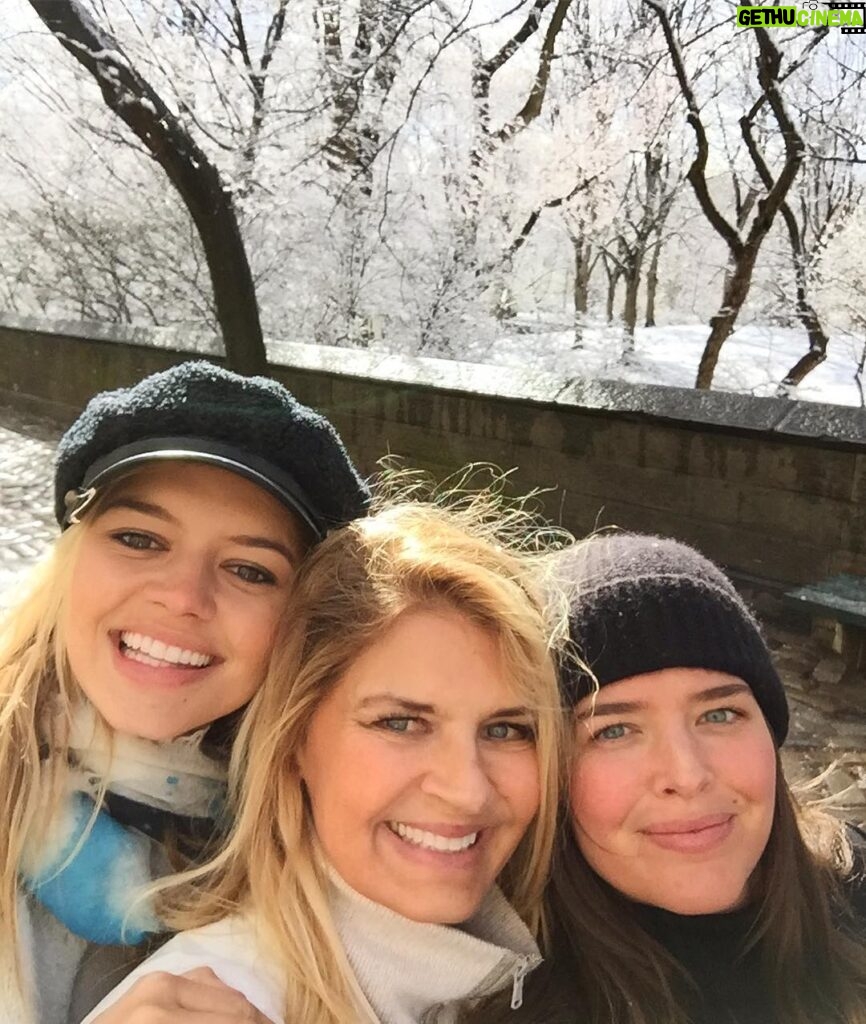 Kelly Rohrbach Instagram - 🎤 strolling down 5th with my mom and sis! 🚖❄️