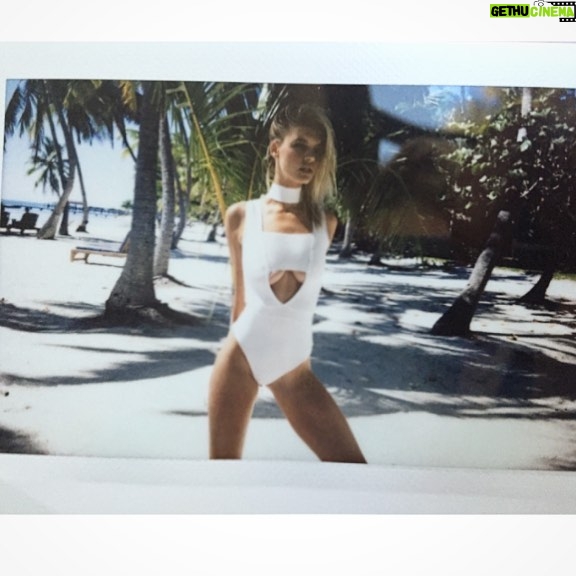 Kelly Rohrbach Instagram - I'm dreaming of a white Christmas.... nope. not at all, hate the cold. Hello paradise!