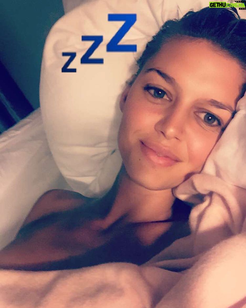 Kelly Rohrbach Instagram - Going to bed at 9pm got me like 😄 #11hoursleep #hereIcome 🙌🏻