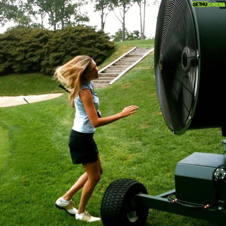 Kelly Rohrbach Instagram - I am a GIANT FAN of golf