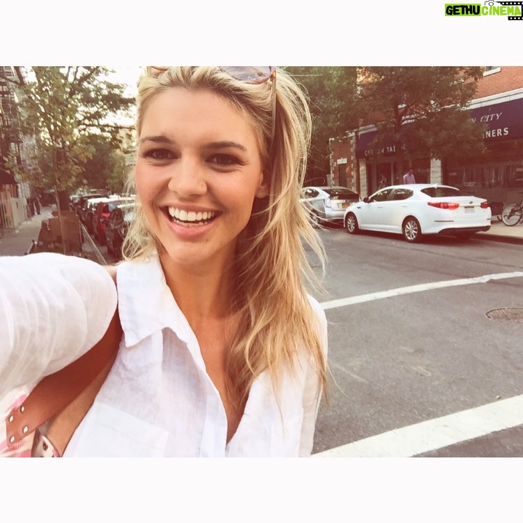 Kelly Rohrbach Instagram - hey hey NYC