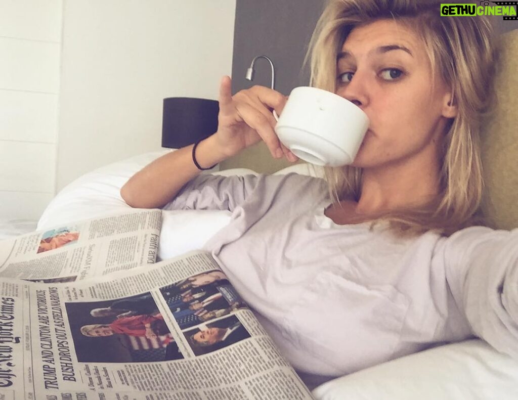 Kelly Rohrbach Instagram - Hotel, motel, holiday inn..say whatttt. Nothing better than a Sunday morning in a hotel bed! ☕️👌🏻