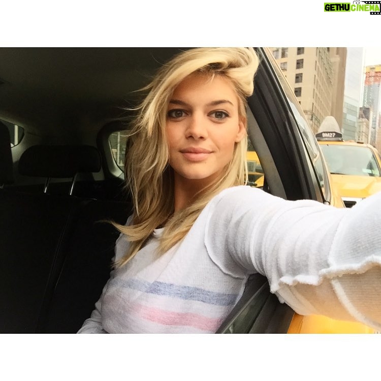 Kelly Rohrbach Instagram - city gal for the day🚖