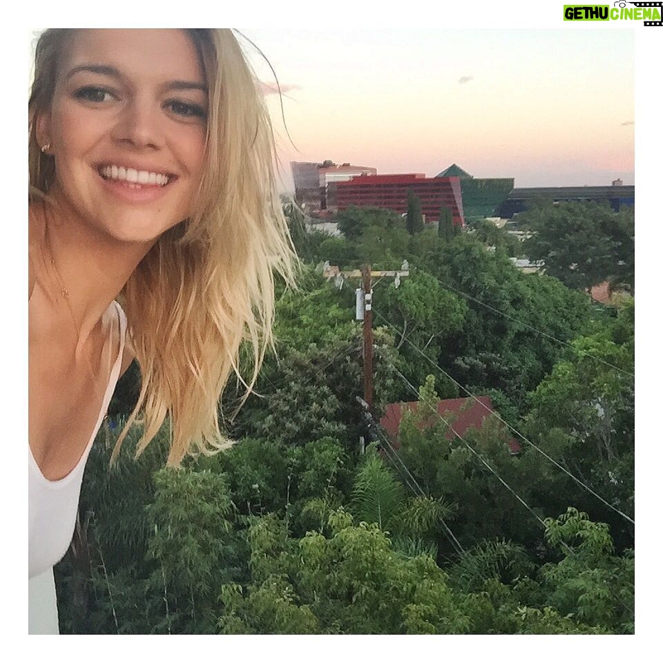 Kelly Rohrbach Instagram - Rise and shine! Early call time this morning, caught the sunrise, which is a highly unusal and rare thing for me 😴