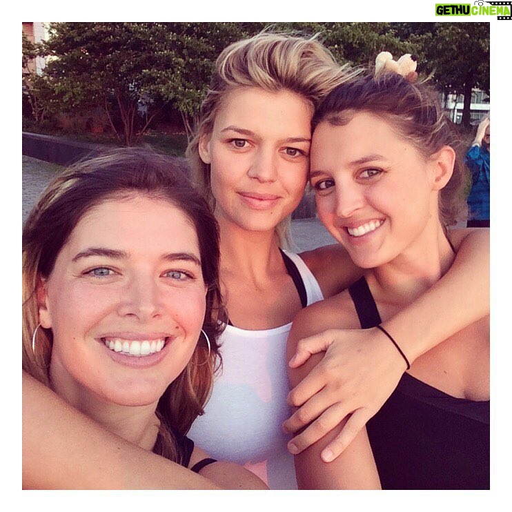 Kelly Rohrbach Instagram - My #WCW goes out to my beautiful sissys. Love you two! #sissysisters 😊😊😊