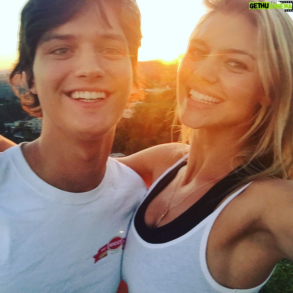 Kelly Rohrbach Instagram - sibling sunset! @john1521 #californiadreaming 🌴🌴