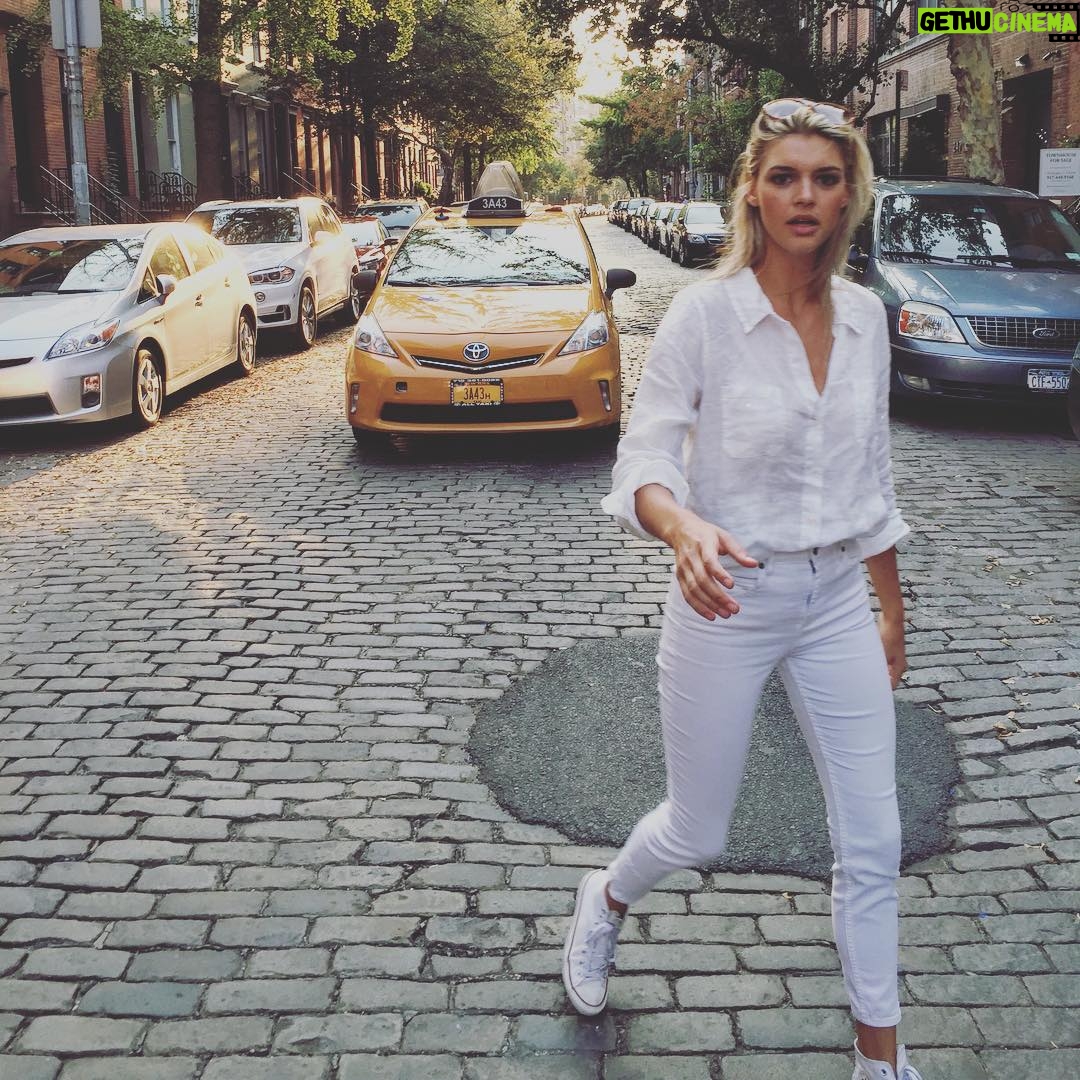 Kelly Rohrbach Instagram - street style?? #nowhiteafterlaborday #cramming West Village