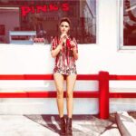Kelly Rohrbach Instagram - @ellefr #frenchelle @pamela_hanson Pink's Hot Dogs