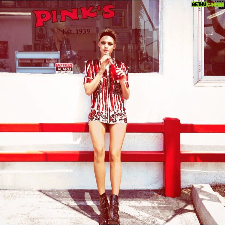 Kelly Rohrbach Instagram - @ellefr #frenchelle @pamela_hanson Pink's Hot Dogs