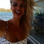 Kelly Rohrbach Instagram - hairy situation 💨💁💨