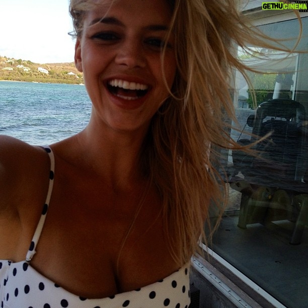 Kelly Rohrbach Instagram - hairy situation 💨💁💨