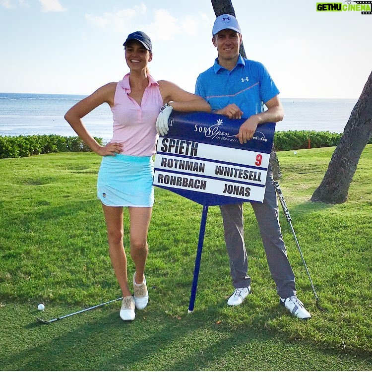 Kelly Rohrbach Instagram - Yesterday was preeeeeettty cool⛳️🏄🏼‍♀️ @sonyopenhawaii @jordanspieth