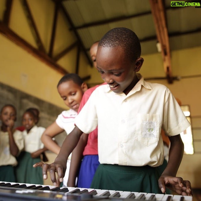 Kelly Rohrbach Instagram - #PFCDay2018, We believe in change @PlayingForChangeFoundation, an organization that provides children all over the world with free music and arts education. Join the movement to change lives. Invest in Children! Invest in the future! Invest in Love! www.playingforchange.org/donate #OneLove #WeArePlayingForChange 🎼🎧🎸🎷🎻🎺😊