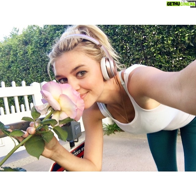 Kelly Rohrbach Instagram - hanging w my favorite gal, miss mother nature! 👩‍❤️‍💋‍👩#stopandsmelltheroses #literally