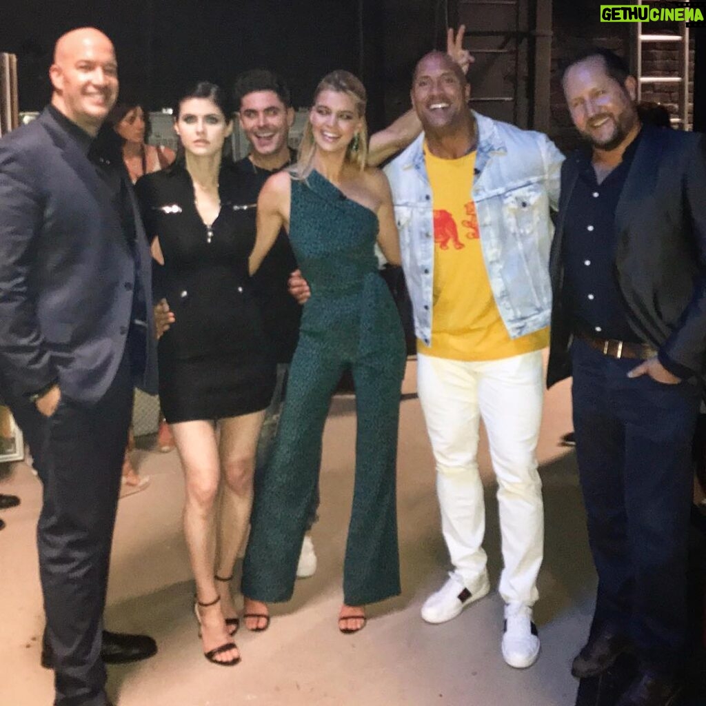 Kelly Rohrbach Instagram - A big shout and so much love to the dapper fellows on the end, our producers @flynnpictureco @hhgarcia41 for making @baywatchmovie possible and for keeping our rowdy cast in line🕺🏽🍿😉👏🏻🤙🏼#NotAnEasyJob #SomeonesGottaDoIt