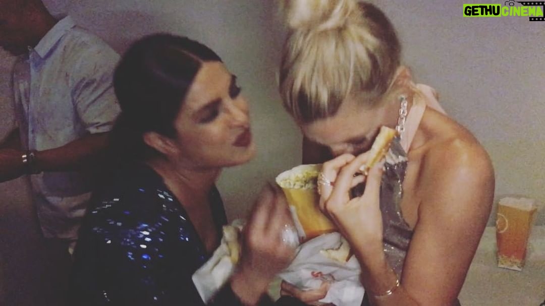 Kelly Rohrbach Instagram - we RUN, SLEEP, and EAT in slow mo πΆββοΈ #ItTookUs7HoursToEatThisPretzel #Baywatch #ThisThursday #PopcornAndPretzelsOnMe ππΌ#IfYouEatThemInSlowMo