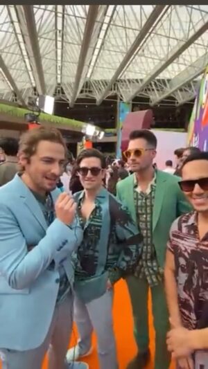 Kendall Schmidt Instagram - Can’t take us anywhere #kidschoiceawards 

@plutotv_latam