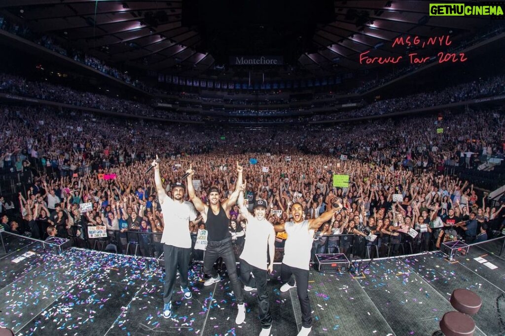 Kendall Schmidt Instagram - Swipe to see how big our @bigtimerush family is! #forevertour #btrforevertour
