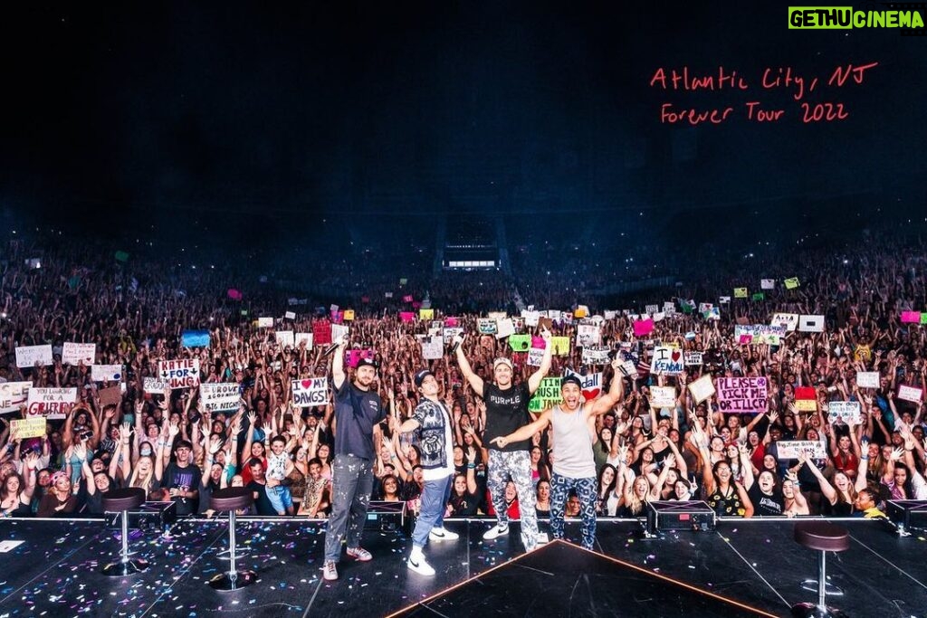 Kendall Schmidt Instagram - Swipe to see how big our @bigtimerush family is! #forevertour #btrforevertour