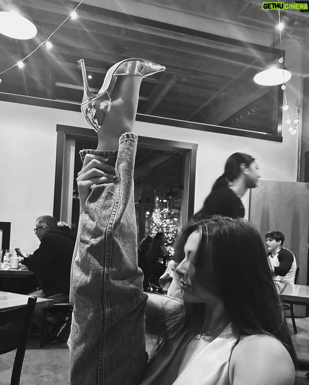 Kendall Vertes Instagram - Couldn't feel more blessed🩶 to another year around the sun, thank you for all of the birthday wishes🫶🏼 21 baby, let's gooooo