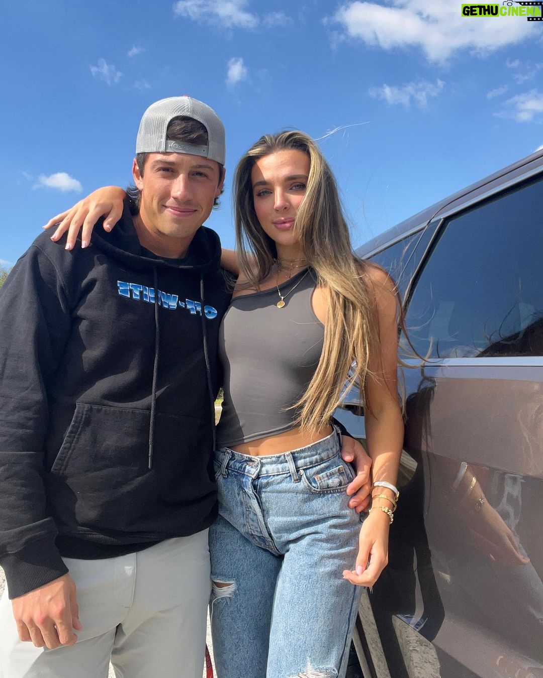 Kendall Vertes Instagram - Snow white and her prince Lake Hartwell Wildlife Safari