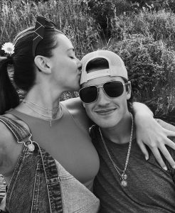 Kendall Vertes Instagram - 🤠🌾🤍🌻