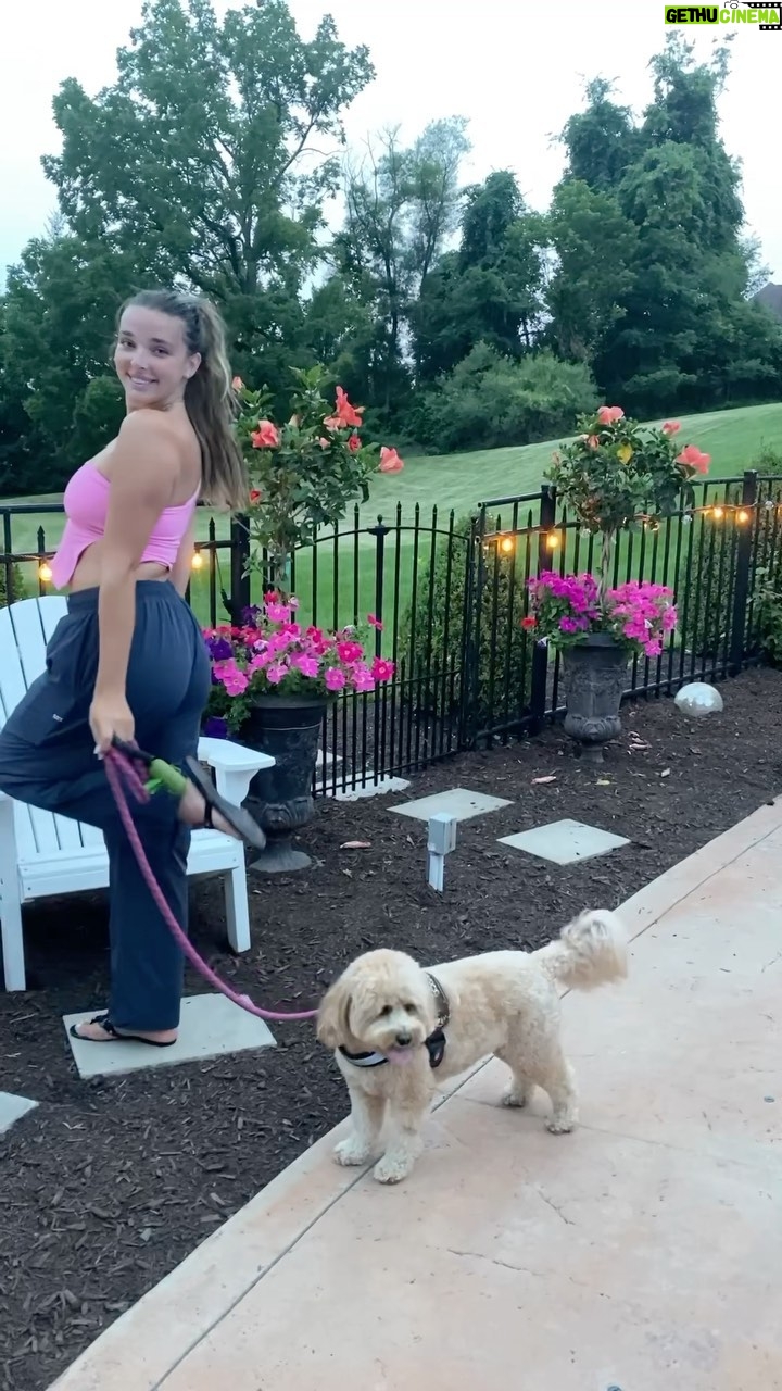 Kendall Vertes Instagram - Evening strolls with my @voozhydrate #bangenergy #gethydrated #stayhydrated #voozhydrate