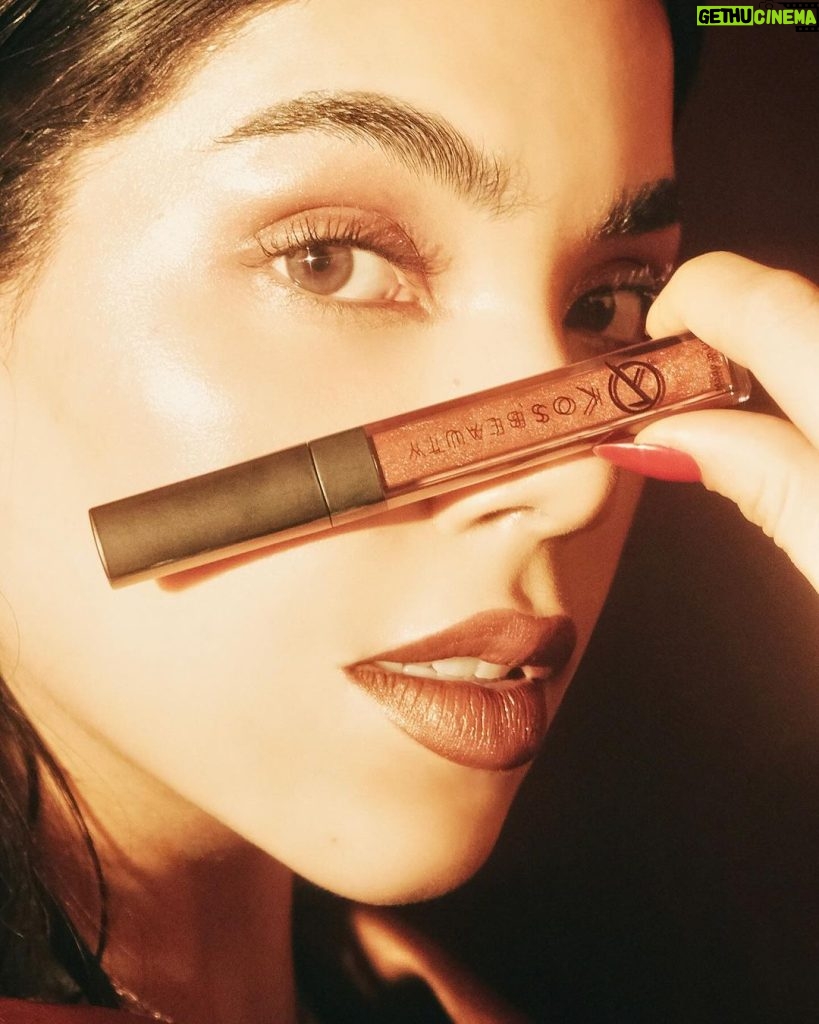 Kenia Os Instagram - My new bby 𝑷𝒐𝒅𝒆𝒓 ✧˖°Matte lipstick & liquid eyeshadow ✧˖° Pre venta disponible www.kosbeauty.mx Mexico