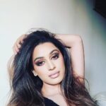 Kenisha Awasthi Instagram - Blissed out 💞 #kenishaglam #kenishaawasthi #kenishaawasthi #candids #goldenhourphotography #hazeleyedbeauty #kenisha #lovethese #errythin #ravenblackhair #hazeleyes #beestunglips