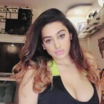 Kenisha Awasthi Instagram - Wavy hair today ... Do you all like to see my hair wavy or straight? Tell me in the comments below ❣️ #kenishaglam #kenishaawasthi #neonvibes #wavybrunette #wavyhairdontcare #hazeleyedbeauty #kenisha #everydayphenomenal