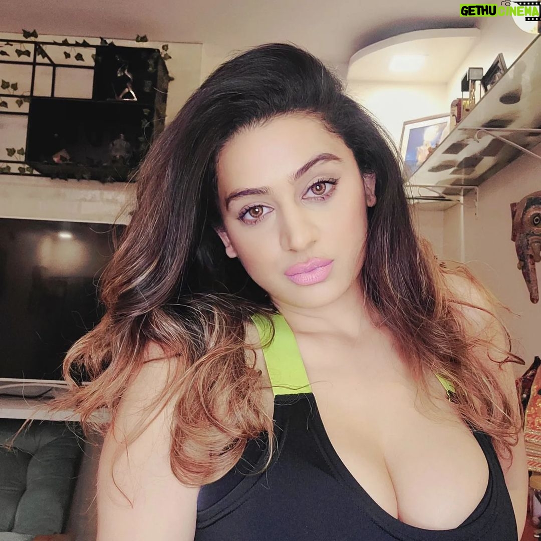 Kenisha Awasthi Instagram - Wavy hair today ... Do you all like to see my hair wavy or straight? Tell me in the comments below ❣️ #kenishaglam #kenishaawasthi #neonvibes #wavybrunette #wavyhairdontcare #hazeleyedbeauty #kenisha #everydayphenomenal