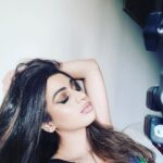 Kenisha Awasthi Instagram - Blissed out 💞 #kenishaglam #kenishaawasthi #kenishaawasthi #candids #goldenhourphotography #hazeleyedbeauty #kenisha #lovethese #errythin #ravenblackhair #hazeleyes #beestunglips