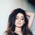 Kenisha Awasthi Instagram - Blissed out 💞 #kenishaglam #kenishaawasthi #kenishaawasthi #candids #goldenhourphotography #hazeleyedbeauty #kenisha #lovethese #errythin #ravenblackhair #hazeleyes #beestunglips