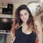 Kenisha Awasthi Instagram - Wavy hair today ... Do you all like to see my hair wavy or straight? Tell me in the comments below ❣️ #kenishaglam #kenishaawasthi #neonvibes #wavybrunette #wavyhairdontcare #hazeleyedbeauty #kenisha #everydayphenomenal