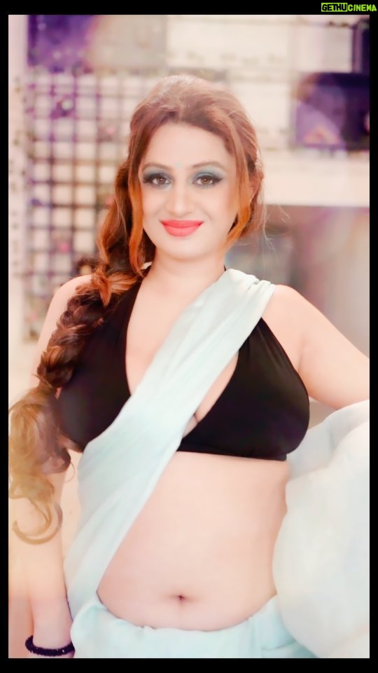 Kenisha Awasthi Instagram - Crazy over this music! If this could make ME smile...well,it's litmus test proven good stuff š„° TELL ME WHAT YOUR FAVORITE TRENDING SONG THESE DAYS IS IN THE COMMENTS BELOW. #kenishaawasthi #kenisha #sareeloveā¤ļø #hazeleyes #mintgreenlovers #trendingreel #trendingsongā¤ļø