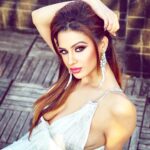 Kenisha Awasthi Instagram - Here's to the long weekend 🥰💜 #kenishaawasthi #kenisha_awasthi #kenishaawasthiapp #glamstagram #longweekend #saturdaymood #sunkissed💋 #hazeleyedbeauty #stilletonails #nailartaddict #nailartfan #fashiondiva #silverdress #tassles #chandelierearrings