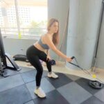 Kenisha Awasthi Instagram – An excellent exercise that my Coach @niktransformerking_nik taught me. 

Works your-
– Arms
-Back
-Abs and 
– Legs ..all at the same time .

Remember to :

-Keep your core tight 
-Stay in a squatted position the whole time 
-Arch your back 
-Breathe out as you pull in.

#kenishafitnesspro #kenisha #myweightlossjourney
#totalbodytransformation #strengthtraining101 #bestfortoday #reelfortoday