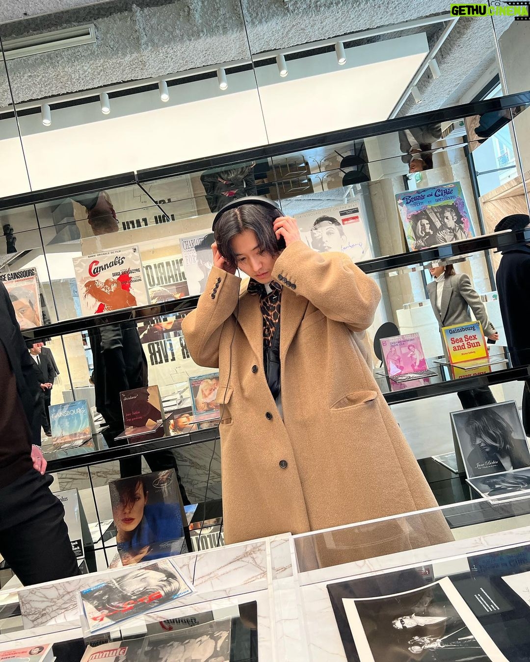 Kento Yamazaki Instagram - 新しくできたサンローランの本屋さんに行ってきました! #PR #saintlaurent #babylone #サンローランバビロン #パリ