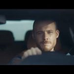 Kerem Bürsin Instagram - Benim yol modelim; her daim doğru yolu gösteren, hedeflerime ulaşması için yolumu aydınlatan ve beni hep daha ileriye taşıyan #BMW #3Serisi. @thebursin LETS GO!!!! 🤘🏻🕶 @bmwturkiye #işbirliği