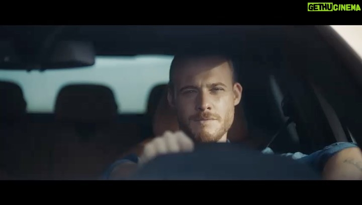 Kerem Bürsin Instagram - Benim yol modelim; her daim doğru yolu gösteren, hedeflerime ulaşması için yolumu aydınlatan ve beni hep daha ileriye taşıyan #BMW #3Serisi. @thebursin LETS GO!!!! 🤘🏻🕶 @bmwturkiye #işbirliği