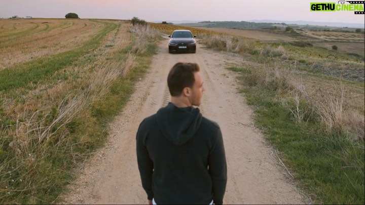 Kerem Bürsin Instagram - Gelecekten ilham alan tasarımının yanı sıra tamamen elektrikli ilk gran coupé modeli olmasıyla da dikkat çeken BMW i4, sizi Kerem Bürsin ile eşsiz bir yolculuğa davet ediyor.⚡️ #BMWi4 #KeremBürsin Yayın Koordinatörü: @meltemaydin_ofc Yayın Direktörü / Moda Direktörü: @inankirdemir Yönetmen: @cemreokyay Görüntü Yönetmeni: @aemrekoktas Moda Editörü: @ecealtun_ Saç: @ercanermis Makyaj: @hazalocal Makyaj asistanı: @ceydaausdu Focus Puller: @ahmtyagmur DIT: @berkkara4 Asistan: alperinall Backstage: @zehrabayraktar_ #işbirliği