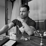 Kerem Bürsin Instagram – Last shoot of the year 🥃🕶
@alemdergisi 🤘🏻🤘🏻🤘🏻
Bu inanılmaz ekibe çok ama çok teşekkür ederim! 🙏🏻🤘🏻♥️
Genel Yayın Yönetmeni: @gozdeyorukogluersu
Röportaj: @ceylanyeniacunsimsek
Fotoğraf: @firatkocak
Styling: @yasemineke
Saç: @burhancilgin
Makyaj: @alirizaozdemir
Dijital Yayınlar Müdürü: @laramutlu
Video: @dilekaltan
Prodüksiyon: @zeeynepbabacan
Fotoğraf asistanı: Fırat Arslan
Styling asistanı: @mervug
@heforsheturkiye