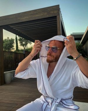 Kerem Bürsin Instagram - 🥽🥃