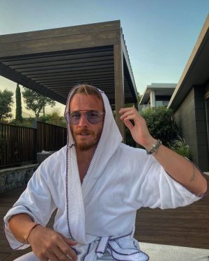 Kerem Bürsin Instagram - 🥽🥃