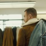 Kerem Bürsin Instagram - Her yolculuk farklı kararlarla şekillenir.Maceralı bir yolculuk seni bekliyor Bu hikaye senin seçimlerinle belirlenecek. @hm @hm_man 🤘🏻 #HMSelectedbyKeremBursin filmini izle, hikayeyi sen belirle. Bio’daki linke tıkla...