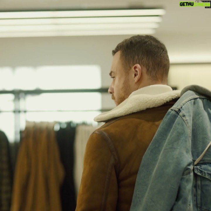 Kerem Bürsin Instagram - Her yolculuk farklı kararlarla şekillenir.Maceralı bir yolculuk seni bekliyor Bu hikaye senin seçimlerinle belirlenecek. @hm @hm_man 🤘🏻 #HMSelectedbyKeremBursin filmini izle, hikayeyi sen belirle. Bio’daki linke tıkla...