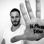 Kerem Bürsin Instagram - Dünyanın her yerinde kadınlar ve erkekler arasında süregelen büyük bir eşitsizlik var ve ben bu eşitsizliği kadınlar lehine bir eşitlik haline getirmek için bir süredir arkadaşlarım @mattmcgorry ve @weinspirejustice ile birlikte bir rehber önderliğinde çalışmalar yapıyorum. Bu sürede okuduğum Tony Porter’ın ‘’A Call To Men’’, Paul Kivel’in ‘’Men’s Work’’, Bell Hooks'un ''The Will to Change'' ve Brene Brown’un ‘’Rising Strong’’ kitaplarının bu yolda doğru adımlar atmama sebep olan bilincin oluşmasında rolünün çok büyük olduğuna inanıyorum. Her zaman cinsiyet eşitsizliğini büyük bir sorun olarak görmeme rağmen aslında konuya dair çokta derin bir farkındalık içerisinde olmadığımı bu sürede farkettim. Üzülerek belirtiyorum ki Türkiye’de yaşayan kadınların ’ı ( 16 milyon kadın) gibi çok büyük bir kesimi hayatlarının bir döneminde aile içi şiddete maruz kalıyor. Kadınların politik katılımını, eğitim seviyesini ve iş gücüne katılımını baz alarak hazırlanan 2018 Cinsiyet Eşitliği Raporu’na göre ise; Türkiye 149 ülke içinde 130’uncu sırada yer alıyor. Bir erkek olarak, toplumun geneli tarafından kadınların maruz kaldığı bu ayrımcılığa karşı toplumu etkileyebilecek büyük bir ailenin parçası olduğumu düşünüyorum. Çünkü kadınların çektiği acıları ya da yaşadıkları haksızlıkları görmek veya empati kurabilmek için kadın olmak gerekmiyor. Bugüne kadar yapılmış toplumsal cinsiyet eşitliği ile alakalı çalışmalardan çok daha fazlasını yapmaya ihtiyacımız var. Ülkemizde şiddete maruz kalan kadınların 88%’i sessiz kalıyor, sessiz kalmamaları için hepimizin bunu paylaşabilecekleri ve destek isteyebilecekleri bir ortam yaratmamız gerekiyor. Doğru değer setleri ve ahlaki normlar dünyanın değişmesinde çok etkili ve ben bunun önemini bu rehberlik süresinde daha da iyi anlamış biri olarak bu haksızlığa karşı sesimizi daha çok duyurmalı - ki buna ben de dahilim-, kadınlara karşı yapılan bu haksızlığa neden olan öğretileri yıkıp cinsiyet üzerinden yapılan ayrımcılığa karşı durmamız gerektiğine inanıyorum! #kadınaşiddetehayır #stopviolenceagainstwomen