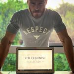 Kerem Bürsin Instagram - (...swipe for english caption) Sizlerle uzun süredir önem verdiğim ve takip ettiğim bir konu olan kadın hakları ile alakalı @richiereseda ‘ nın yer aldığı oldukça çarpıcı bir belgeseli paylaşmak istiyorum. The Feminist on Cellblock Y (Bu link’ten bit.lycellblockY  izleyebilirsiniz) Ne yazık ki belgeselin orijinal dili ingilizce fakat @cnn ’nin hazırladığı bir belgesel olduğu için umarım en yakın zamanda @cnnturk de Türkçe dil seçenekleriyle yayınlanır. Kadın hakları ihlallerinin temelinde yatan sorunları sorgulayan, toplumun nasıl bir sistem içerisinde hareket ettiğini ve bu erkek egemen toplum düzeninin nasıl kadın hakları ihlallerine sebep olduğunu beklenmedik bir şekilde anlatan bir belgesel. Samimiyetle şunu söyleyebilirim ki konu kadınlara gelince hayatım boyunca kendimi hep ‘doğru adam’ olarak tanımladım, neden mi?…Çünkü bugüne kadar hiçbir kadını incitecek bir harekette bulunmadım, hiçbir kadına saygısızlık etmemeye özen gösterdim...Ancak bir süredir kadın erkek eşitliği ile alakalı devam eden bir çalışma içerisindeyim ve şunu öğrendim ki kendini ‘doğru adam’ olarak tanımlamak uzun yıllardır devam eden global hak savaşı mücadelesi için ne yazık ki yeterli değil. Hatta ‘doğru adam’ bile kadın hakları mücadelesinde problemin bir parçası olabiliyor…Kendimden de biliyorumki aslında bu eşitsizliğe sebep olan kalıp yargılarını her gün yeniden ve yeniden üretiyoruz. Kendimize ‘doğru adam’ dediğimizde nasıl hala devam eden bir sorunun içerisinde daha iyi olabileceğimizi çoğu zaman düşünmüyoruz…ve yeterli görüyoruz. Daha iyi olmak her zaman bir seçenek, gelişime hep açık olmalıyız. Ben bu konuyla alakalı daha bilinçli, daha duyarlı, daha etkili ve daha bilgili olmak istiyorum…Sen de olabilirsin. #thefeministoncellblocky #menswork